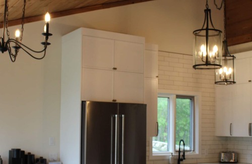 Hillside Beach Cabina | Cozy modern 4 season lake front cottage w/ hot tub