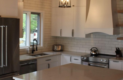 Hillside Beach Cabina | Cozy modern 4 season lake front cottage w/ hot tub