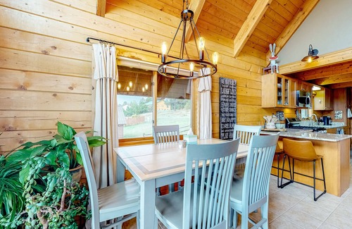 Lake Hatcher Park Casa | Cozy modern cabin with private hot tub, Ping-Pong, grill, deck, balcony, & W/D