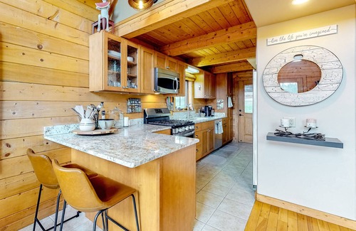Lake Hatcher Park Casa | Cozy modern cabin with private hot tub, Ping-Pong, grill, deck, balcony, & W/D