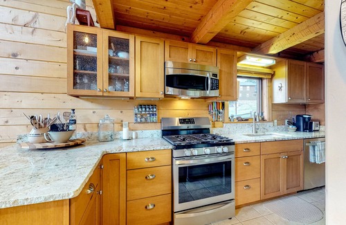 Lake Hatcher Park Casa | Cozy modern cabin with private hot tub, Ping-Pong, grill, deck, balcony, & W/D