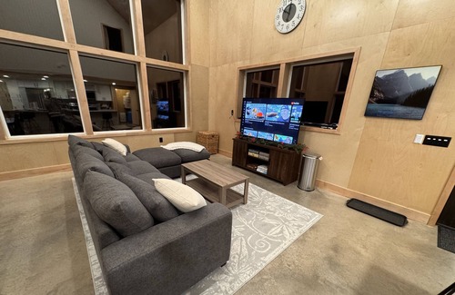 Hyner Cabina | Cozy modern cabin in the woods. 5+ acres. 16 min's to Hyner. 1hr PSU. EV CHARGER