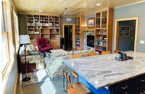 Pequot Lakes Cabina | Cozy, modern cabin set on an exceptionally private and peaceful river bend.