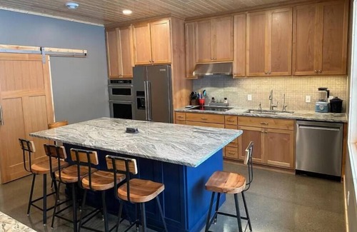 Pequot Lakes Cabina | Cozy, modern cabin set on an exceptionally private and peaceful river bend.
