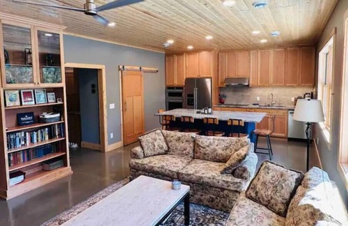 Pequot Lakes Cabina | Cozy, modern cabin set on an exceptionally private and peaceful river bend.