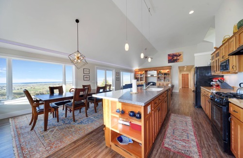 Red Lodge Cabina | Cozy modern cabin with amazing views, hot tub, firepit, and more! 5 min to town