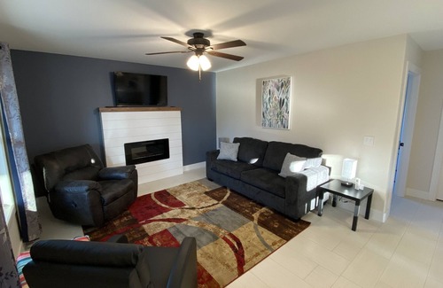 Hatfield Cabaña | Cozy, Modern Cabin with Private Hot Tub, Sleeps 6, Direct ATV Trail Access!