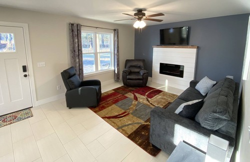 Hatfield Cabaña | Cozy, Modern Cabin with Private Hot Tub, Sleeps 6, Direct ATV Trail Access!