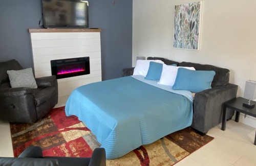 Hatfield Cabaña | Cozy, Modern Cabin with Private Hot Tub, Sleeps 6, Direct ATV Trail Access!