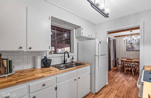 Uncertain Cabina | Cozy Modern Cabin with RV Site & Canoes @ Caddo Shores Cabins, Uncertain Texas