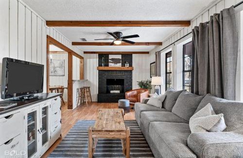 Uncertain Casa | Cozy Modern Cabin Wrv Site, Kayaks & Canoes