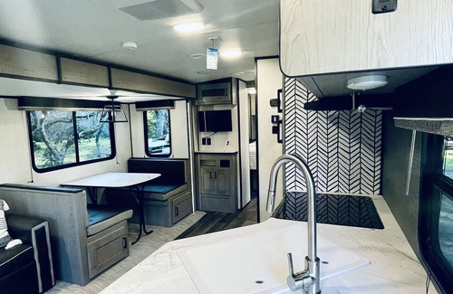 Soquel Casa | Cozy Modern Camping Trailer