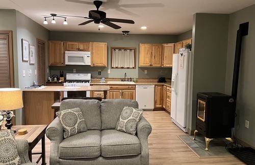 Petoskey Apartamento | Acogedor y moderno apartamento en carruaje cerca de tiendas, deportes, golf y esquí