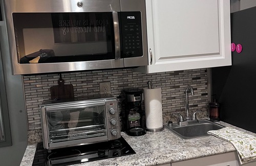 Greater Northdale Apartamento | Cozy-modern-charming Studio-Converted Garage-WiFi-AC in Northdale Area in Tampa.