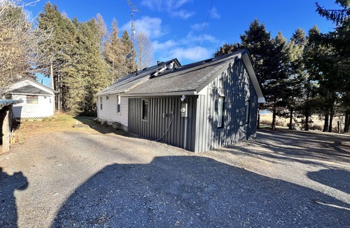 Adolphustown Cabaña | Cozy Modern cottage on Hay Bay