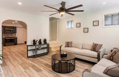 Ferguson Casa | Cozy, modern home. 10min from airport.