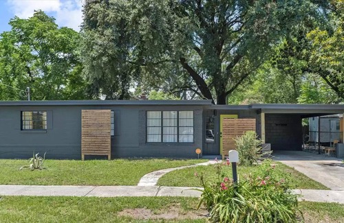 Murray Hill Casa | ☆Cozy modern home☆- 3BR - free WiFi - free parking - next to park w/ pond