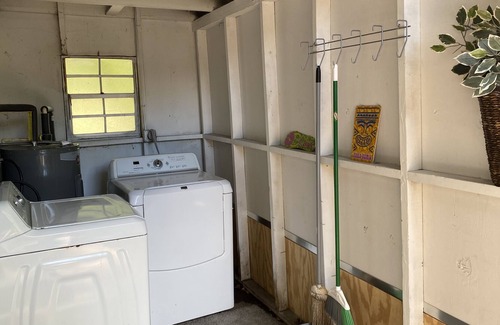 Murray Hill Casa | ☆Cozy modern home☆- 3BR - free WiFi - free parking - next to park w/ pond