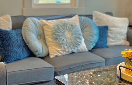 Robbinsdale Casa | Cozy/Modern Home in Minneapolis with 4 Bedrooms and 2 Bathrooms, Sleeps 8!