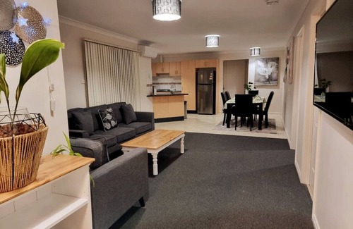 Worrigee Casa | Cozy Modern House in Worrigee 3mins walk to Shops