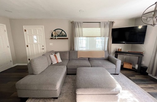 Palmer Lake Casa | Cozy Modern House with a View