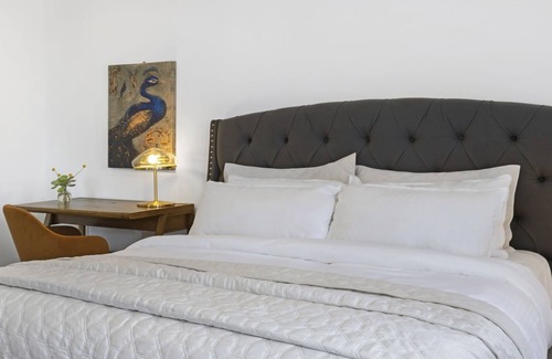 Downtown Baltimore Hotel | Cozy & Modern King Studio in Historic Mt. Vernon