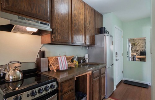 Whittier Condominio | Cozy, modern Pearl St. condo. Ideal location!