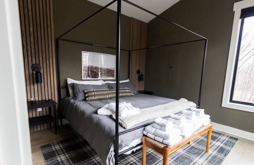 New Plymouth Apartamento | Modern Cabin w/Hottub - 10 min to Ash Cave