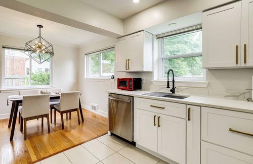 Baileys Crossroads Casa | Cozy Modern Single Family 5 Bedroom Home