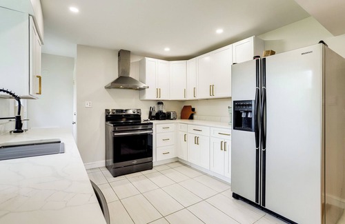 Baileys Crossroads Casa | Cozy Modern Single Family 5 Bedroom Home