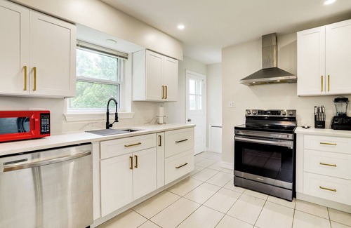 Baileys Crossroads Casa | Cozy Modern Single Family 5 Bedroom Home