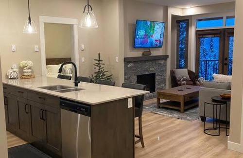 Sun Peaks Casa | Cozy Modern Ski-in/Ski-out, Hot Tub, Alpine Home