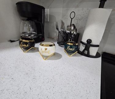 Southwest Calgary Apartamento | Cozy Modern Spacious 2 Bedroom and full kitchen SW Calgary