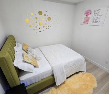 Southwest Calgary Apartamento | Cozy Modern Spacious 2 Bedroom and full kitchen SW Calgary