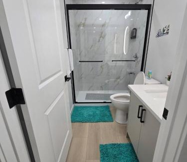 Southwest Calgary Apartamento | Cozy Modern Spacious 2 Bedroom and full kitchen SW Calgary