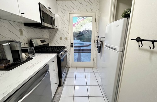 East Whittier Casa | Cozy Modern Suite With Pool near Disney-Knotts-Universal Studios And More