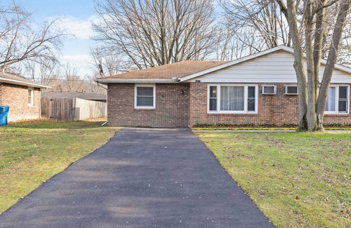 Chesterton Casa | Cozy Modern Townhome in Unbeatable Chesterton Location