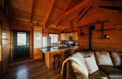 Mindoro Cabina | Cozy Moss Hill Cabin @ Highest Elevation in CTY
