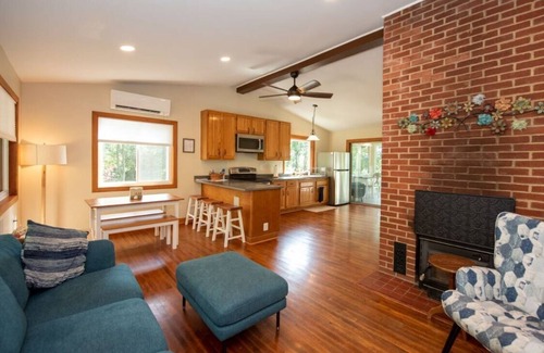 Kabletown Cabina | Cozy Mountain Cabin w/ Steam Shower. Family Friendly!