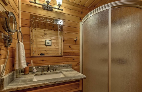 Hidden Lake Cabina | Cozy Mountain Cabin w/ hot tub + forest views