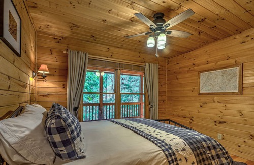 Hidden Lake Cabina | Cozy Mountain Cabin w/ hot tub + forest views