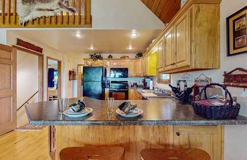 Murphy Casa | Cozy mountain cabin with hot tub, fire pit & stunning views