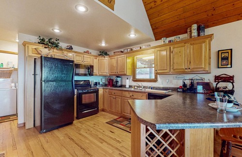 Murphy Casa | Cozy mountain cabin with hot tub, fire pit & stunning views