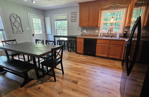Kabletown Cabaña | Cozy Mountain Cottage - Perfect for Friends, Family