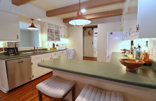 Boone Cabaña | Cozy mountain cottage off the Blue Ridge Parkway with Grandfather Mountain views
