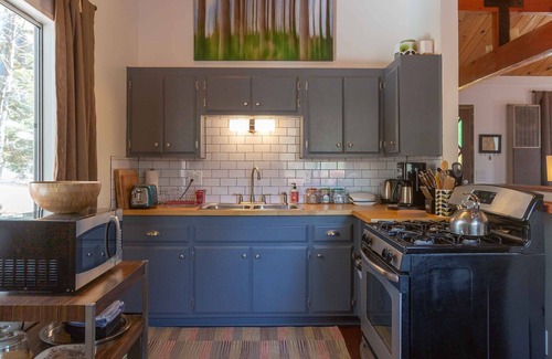 Arrowbear Lake Cabina | Cozy Mountain Getaway in Arrowbear Lake, minutes from ski resorts. Pet-Friendly!