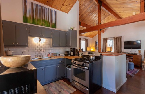Arrowbear Lake Cabina | Cozy Mountain Getaway in Arrowbear Lake, minutes from ski resorts. Pet-Friendly!