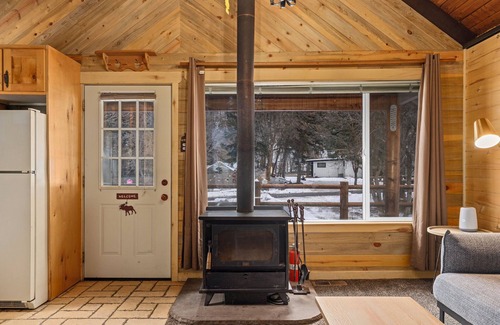 Snowbird Cabina | Cozy Mountain Hideaway w/ Wood Stove