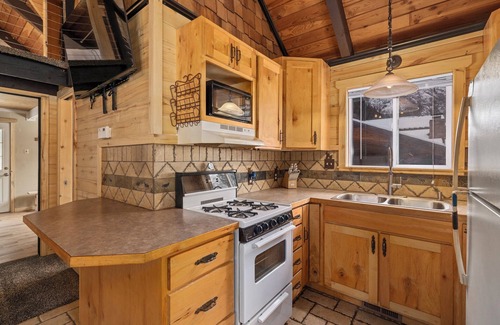 Snowbird Cabina | Cozy Mountain Hideaway w/ Wood Stove