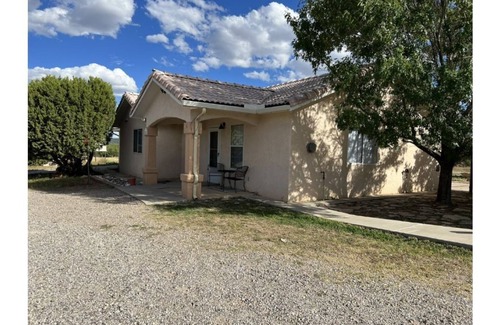 Zuzax Casa | Cozy Mountain Home 2 Bedroom with Fireplace 20 min to Albuquerque